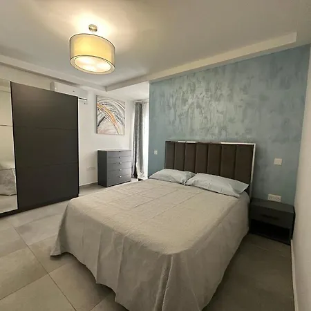 아파트 Coastal Bloom Retreat 슬리에마